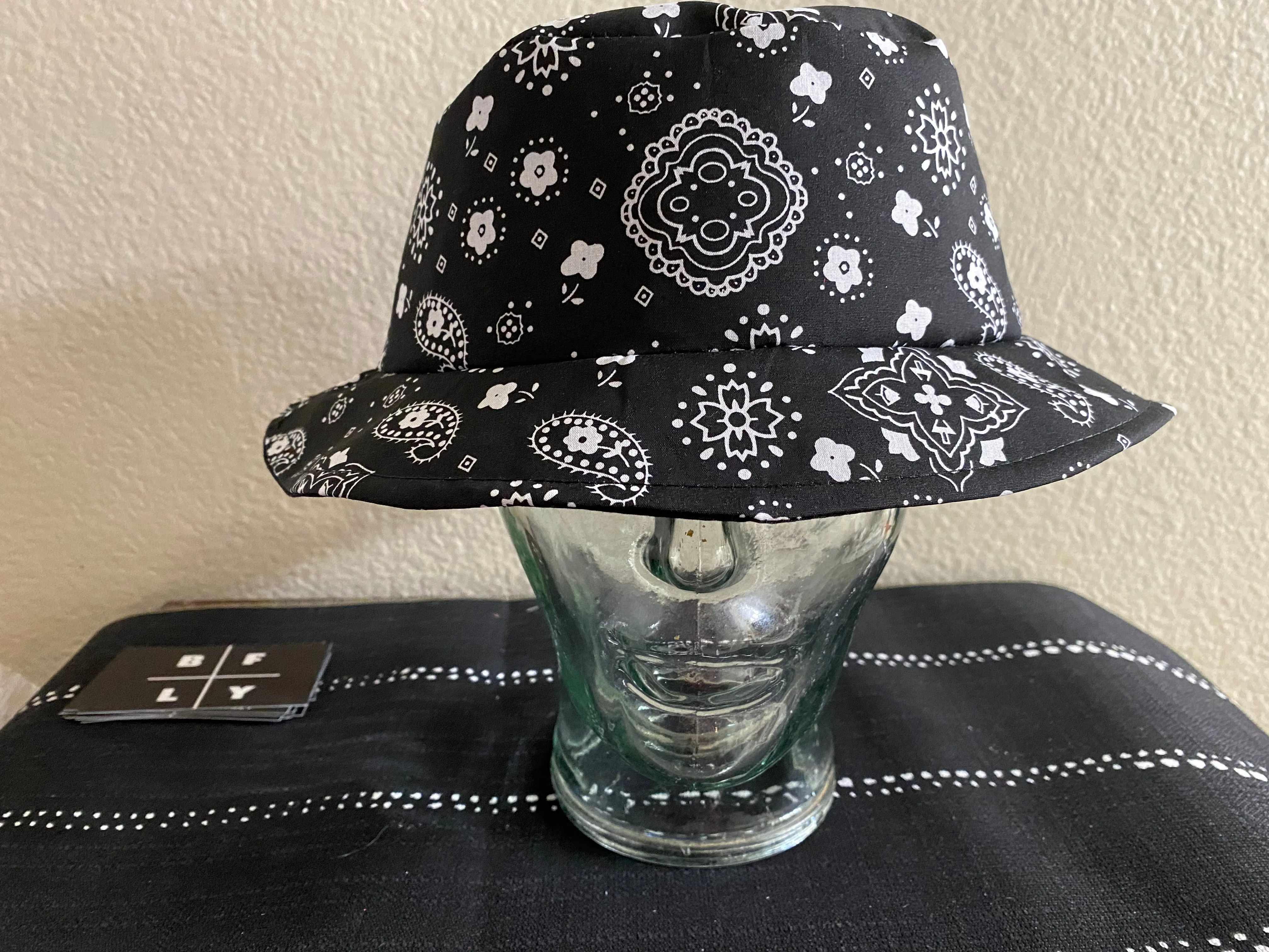 BLACK BANDANA PAISLEY BUCKET HAT